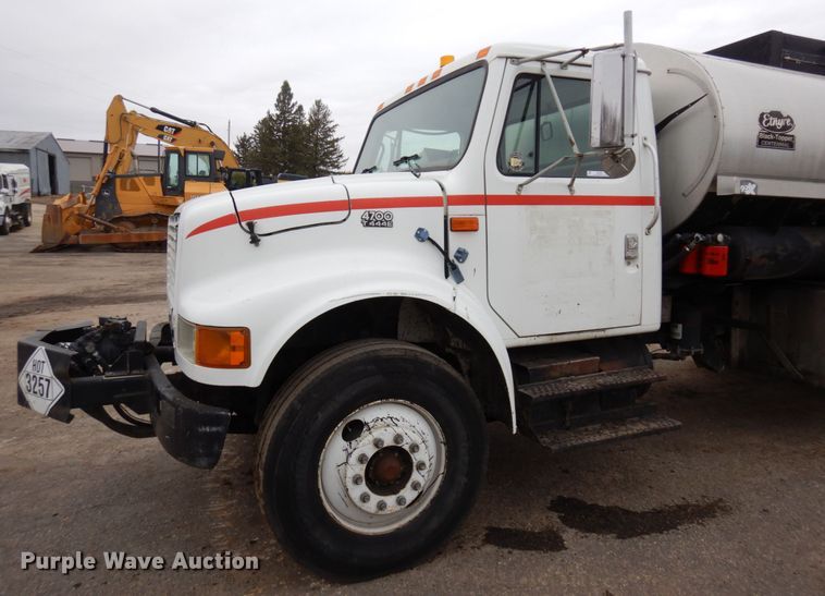 image for item MF9554 1999 International 4700  oil distributor truck