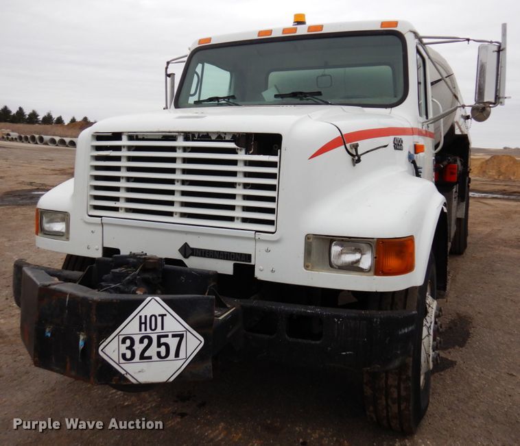 image for item MF9554 1999 International 4700  oil distributor truck