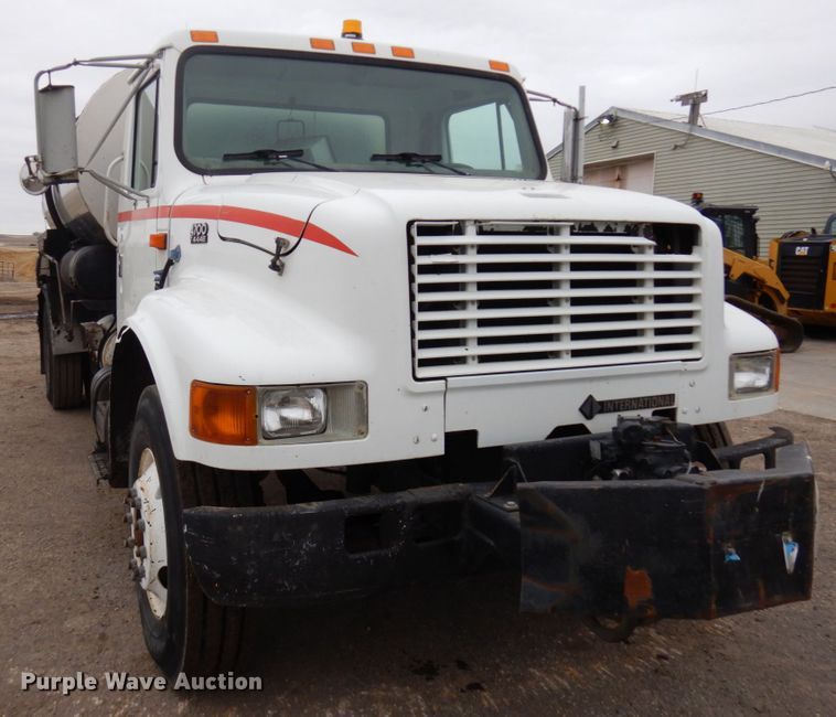 image for item MF9554 1999 International 4700  oil distributor truck