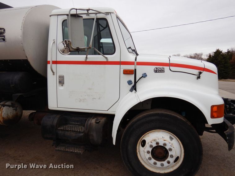 image for item MF9554 1999 International 4700  oil distributor truck