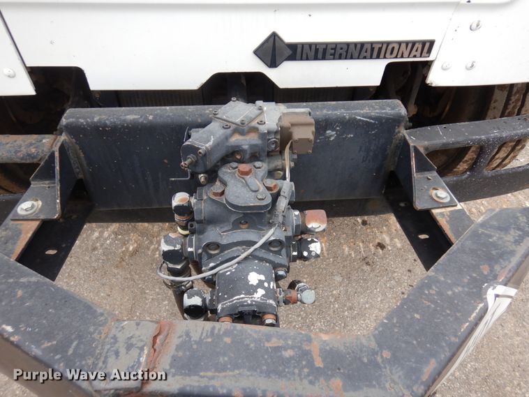 image for item MF9554 1999 International 4700  oil distributor truck