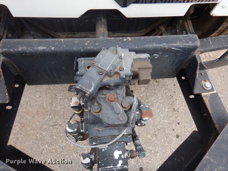 image for item MF9554 1999 International 4700  oil distributor truck