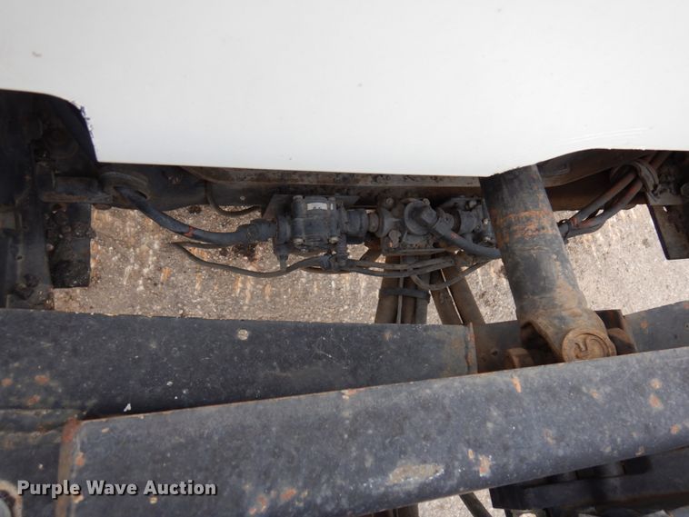 image for item MF9554 1999 International 4700  oil distributor truck