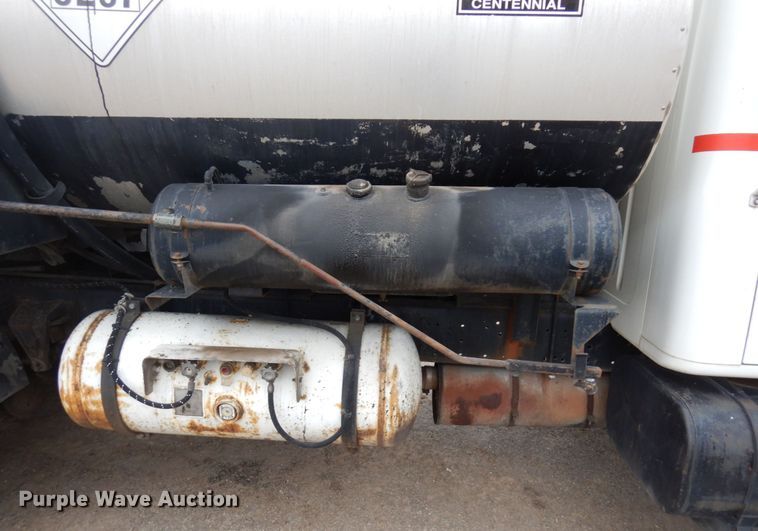 image for item MF9554 1999 International 4700  oil distributor truck