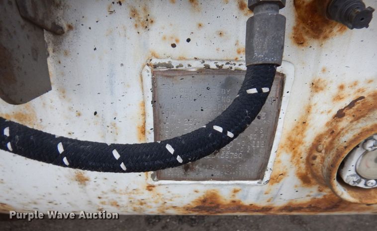 image for item MF9554 1999 International 4700  oil distributor truck