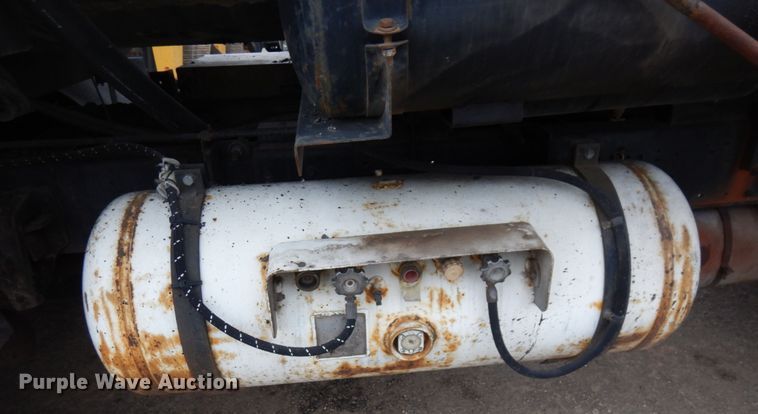 image for item MF9554 1999 International 4700  oil distributor truck