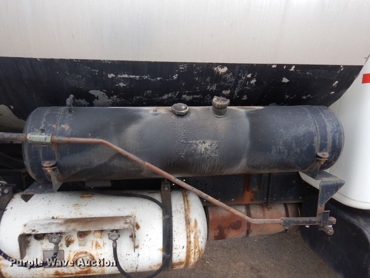 image for item MF9554 1999 International 4700  oil distributor truck