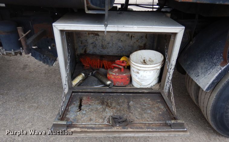 image for item MF9554 1999 International 4700  oil distributor truck