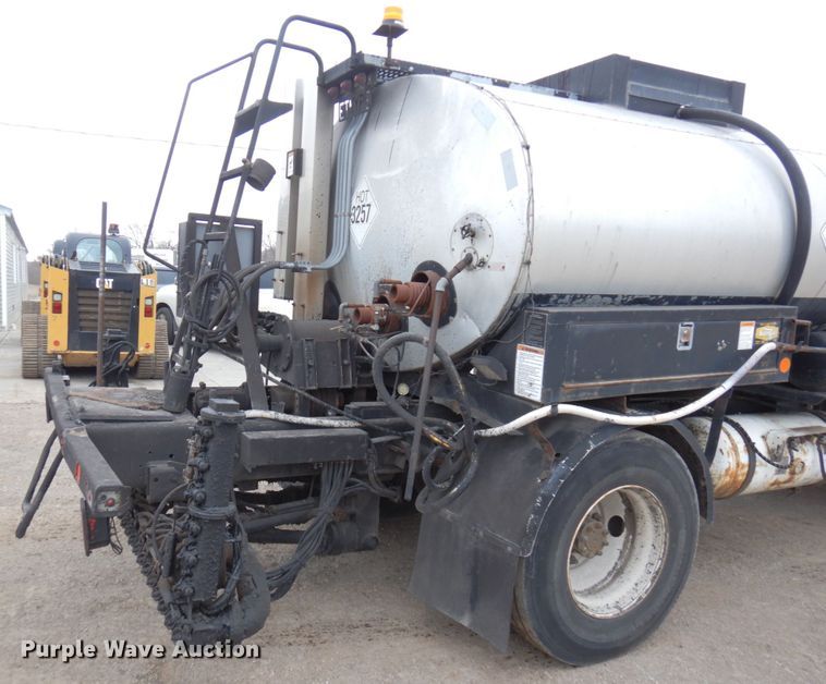 image for item MF9554 1999 International 4700  oil distributor truck