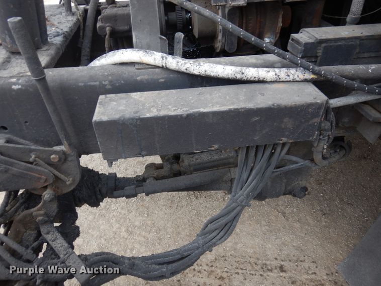 image for item MF9554 1999 International 4700  oil distributor truck