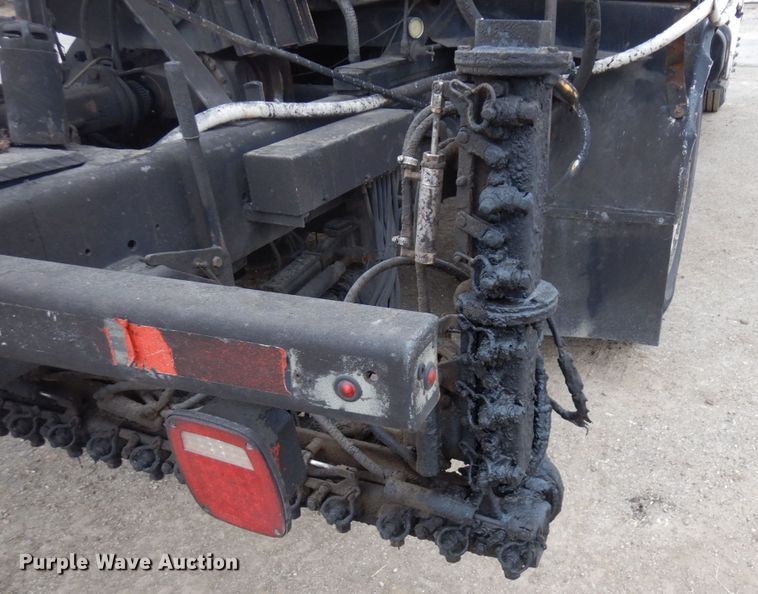 image for item MF9554 1999 International 4700  oil distributor truck