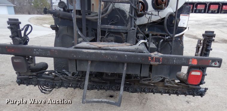 image for item MF9554 1999 International 4700  oil distributor truck