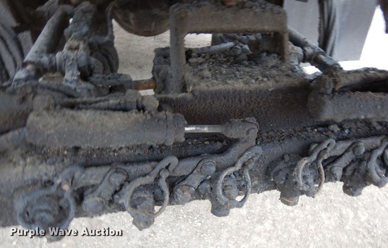 image for item MF9554 1999 International 4700  oil distributor truck