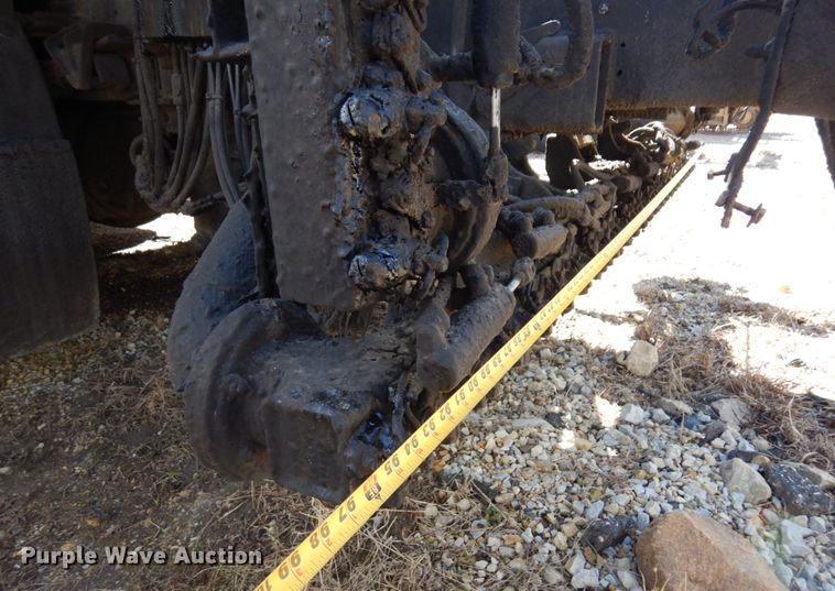 image for item MF9554 1999 International 4700  oil distributor truck