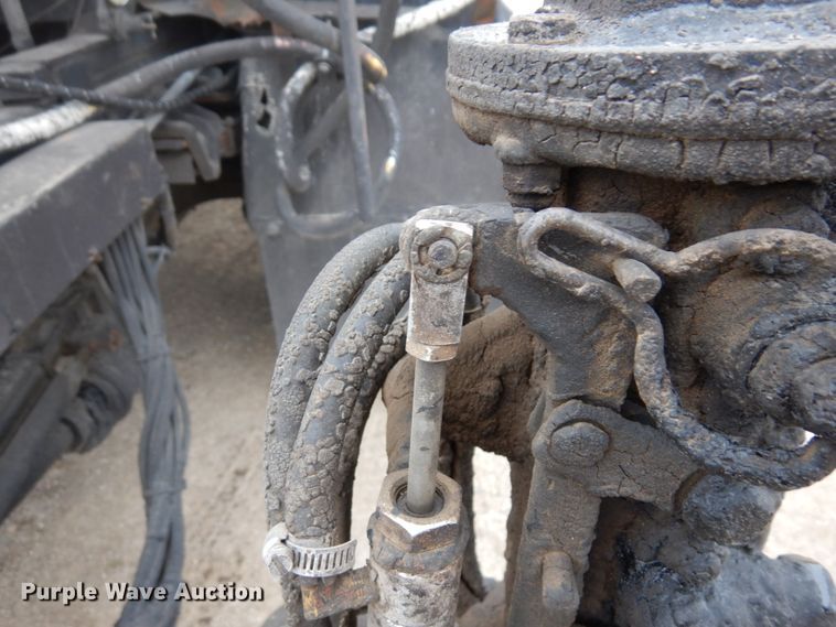 image for item MF9554 1999 International 4700  oil distributor truck