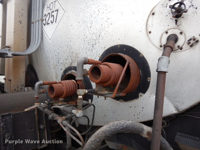 image for item MF9554 1999 International 4700  oil distributor truck