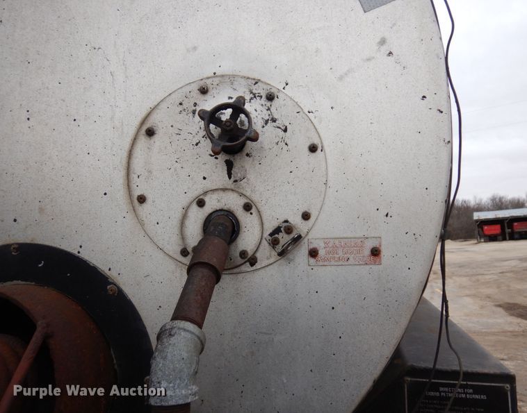 image for item MF9554 1999 International 4700  oil distributor truck