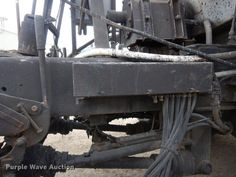 image for item MF9554 1999 International 4700  oil distributor truck