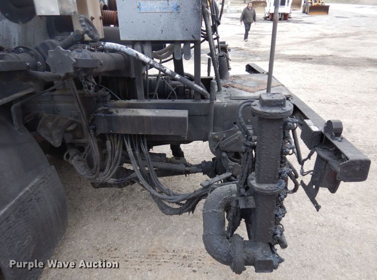 image for item MF9554 1999 International 4700  oil distributor truck