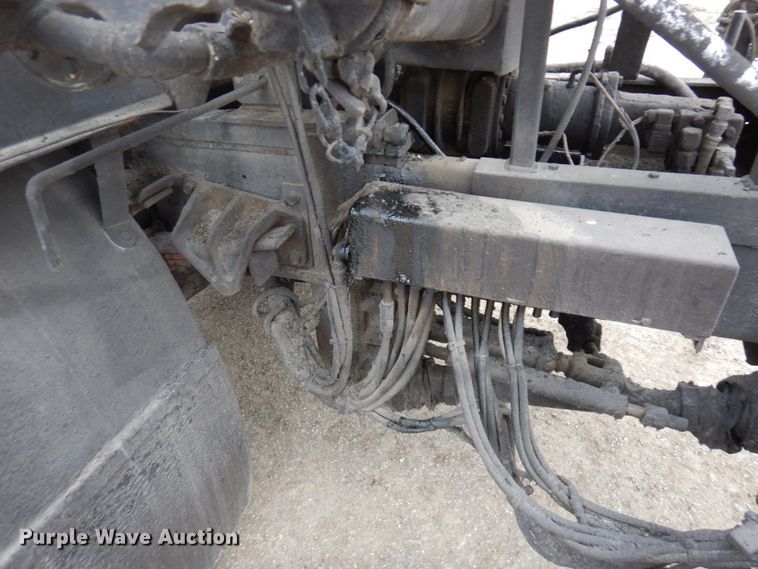 image for item MF9554 1999 International 4700  oil distributor truck