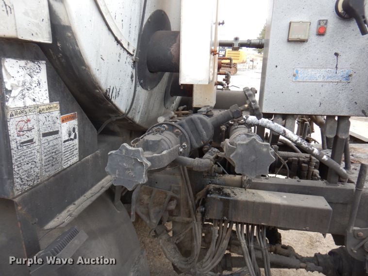 image for item MF9554 1999 International 4700  oil distributor truck