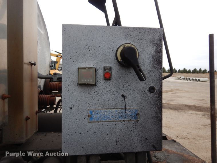 image for item MF9554 1999 International 4700  oil distributor truck