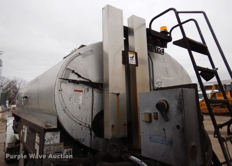 image for item MF9554 1999 International 4700  oil distributor truck