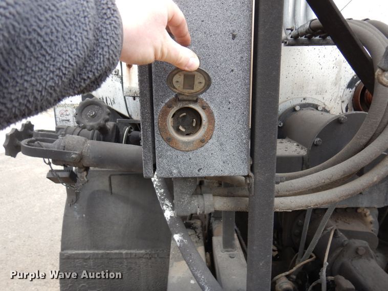 image for item MF9554 1999 International 4700  oil distributor truck