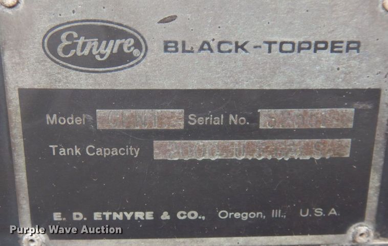 image for item MF9554 1999 International 4700  oil distributor truck