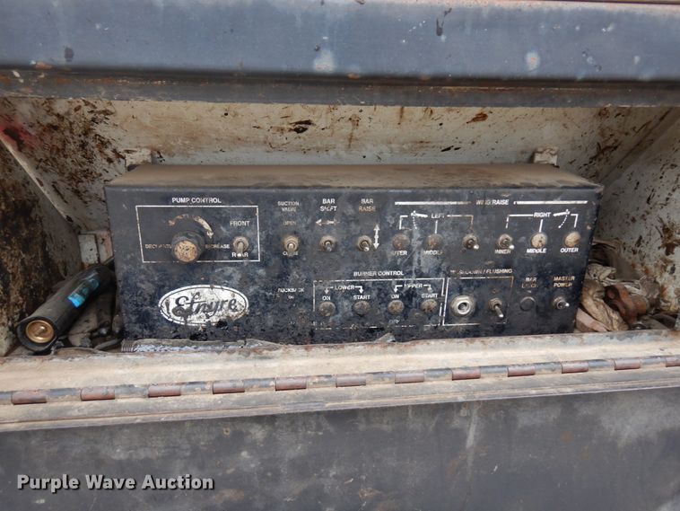 image for item MF9554 1999 International 4700  oil distributor truck