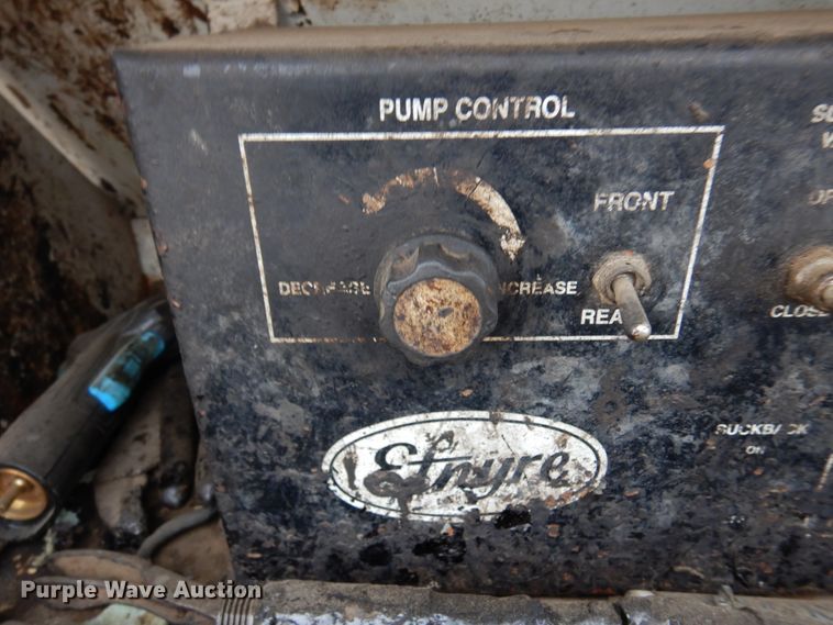 image for item MF9554 1999 International 4700  oil distributor truck