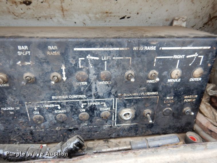 image for item MF9554 1999 International 4700  oil distributor truck