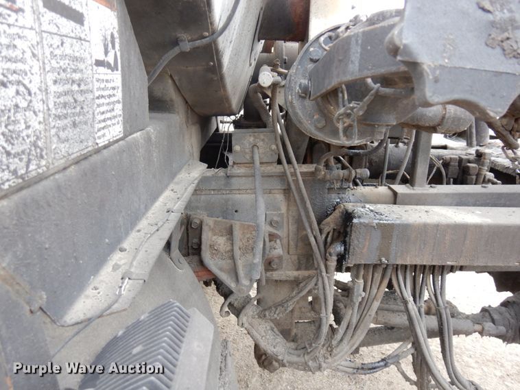 image for item MF9554 1999 International 4700  oil distributor truck