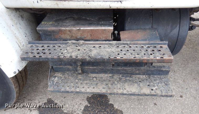 image for item MF9554 1999 International 4700  oil distributor truck