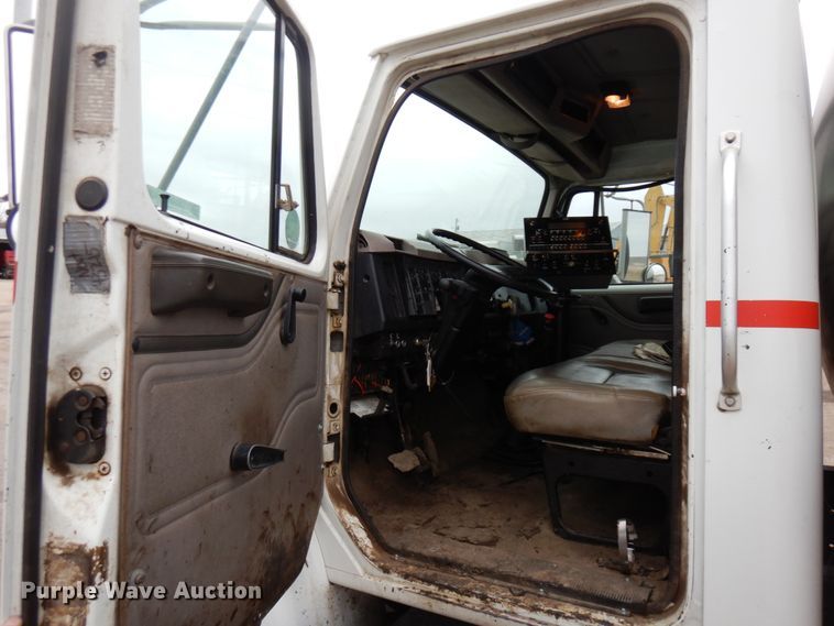 image for item MF9554 1999 International 4700  oil distributor truck