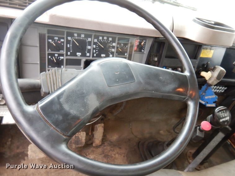 image for item MF9554 1999 International 4700  oil distributor truck