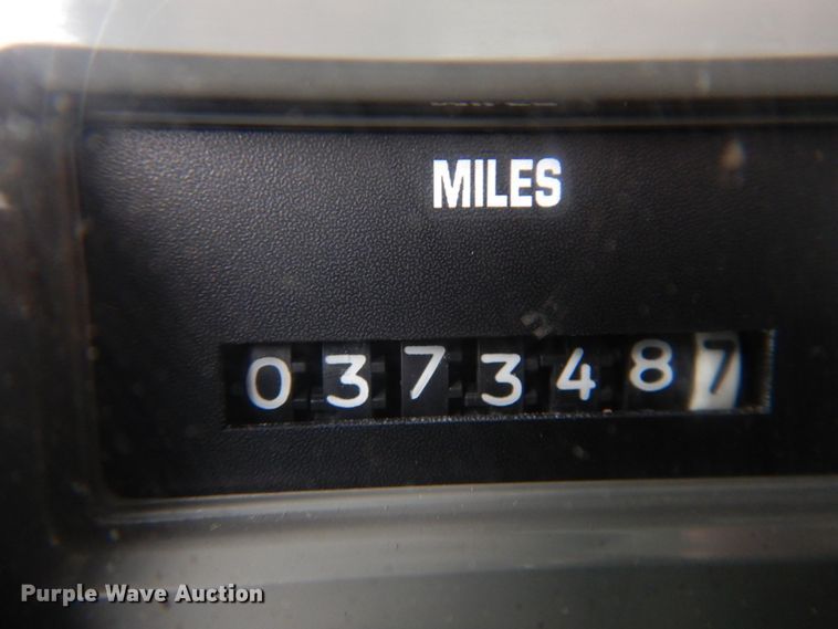 image for item MF9554 1999 International 4700  oil distributor truck