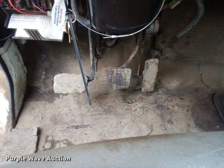 image for item MF9554 1999 International 4700  oil distributor truck