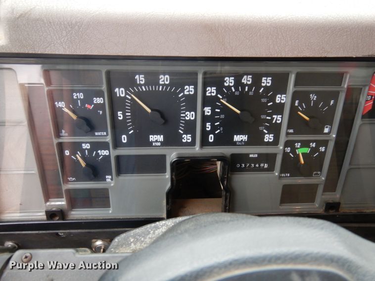 image for item MF9554 1999 International 4700  oil distributor truck