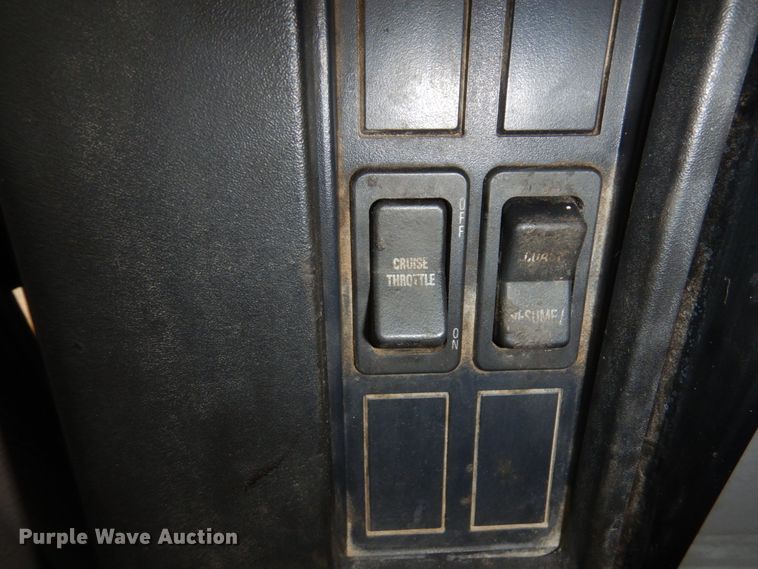 image for item MF9554 1999 International 4700  oil distributor truck