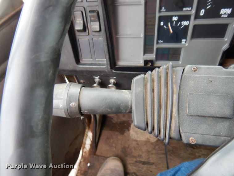 image for item MF9554 1999 International 4700  oil distributor truck