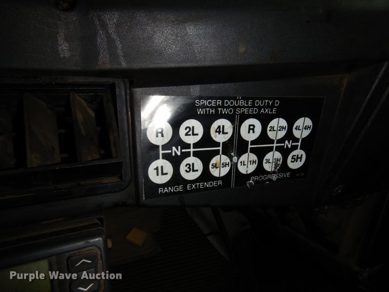 image for item MF9554 1999 International 4700  oil distributor truck