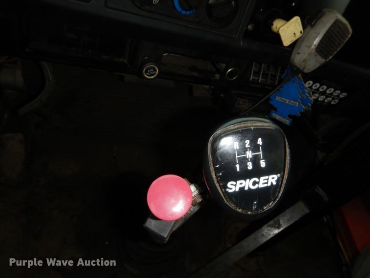 image for item MF9554 1999 International 4700  oil distributor truck