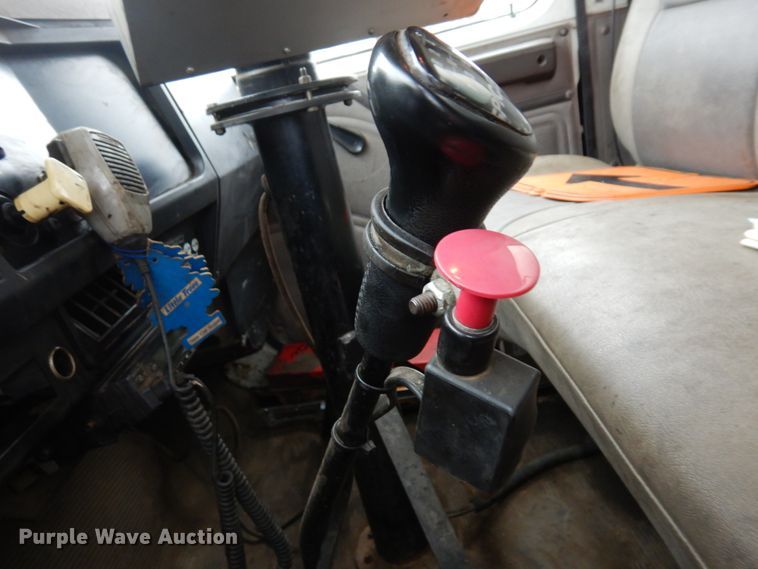 image for item MF9554 1999 International 4700  oil distributor truck