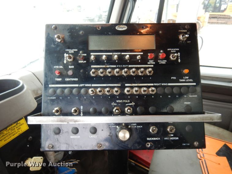 image for item MF9554 1999 International 4700  oil distributor truck