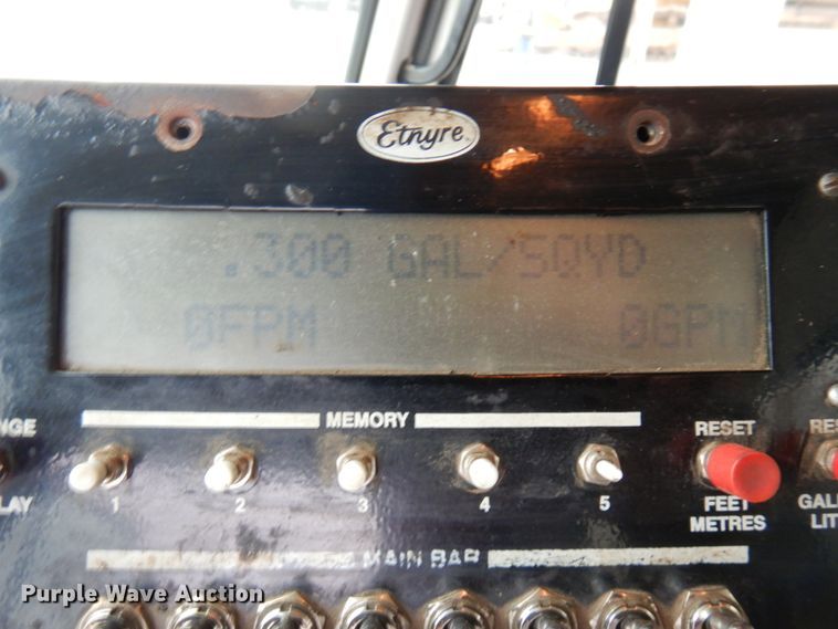 image for item MF9554 1999 International 4700  oil distributor truck