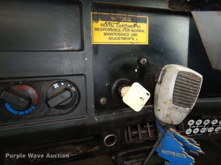 image for item MF9554 1999 International 4700  oil distributor truck