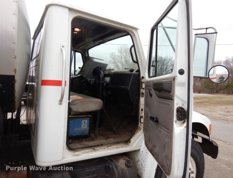 image for item MF9554 1999 International 4700  oil distributor truck