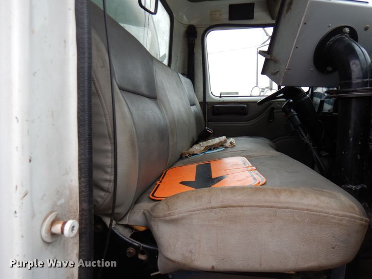 image for item MF9554 1999 International 4700  oil distributor truck