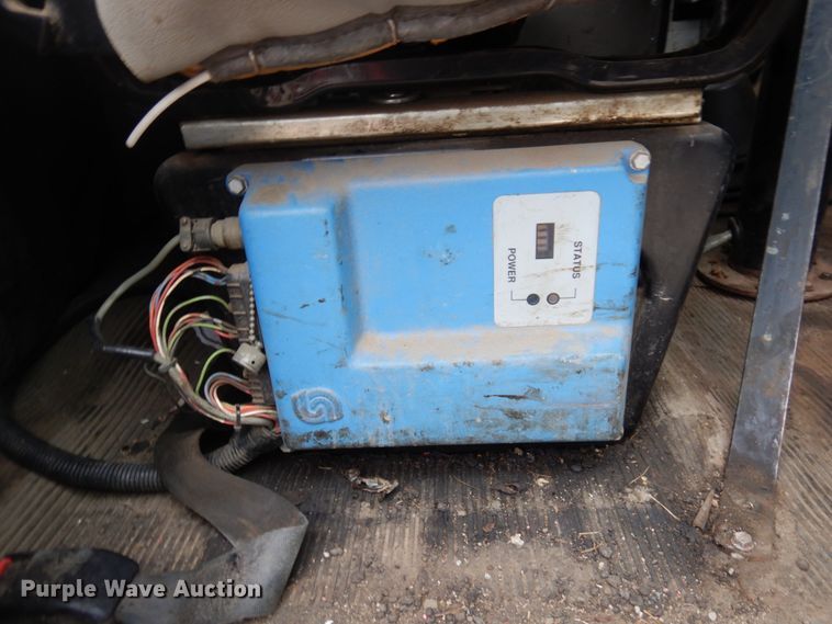 image for item MF9554 1999 International 4700  oil distributor truck